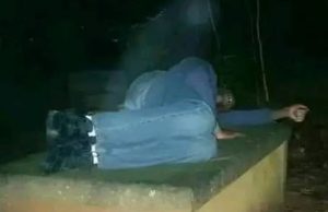 This man slept on his mother’s grave every day, never leaving her side. People couldn’t believe it.