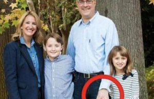 She Thought It Was Just a Sweet Family Photo โ Until She Zoomed In and Saw the Truth That Changed Everything